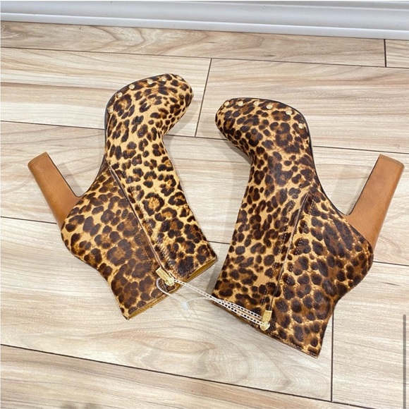 200. Vince Camuto Nevvina Genuine Calf Hair Leopard Print Bootie Size 8 - Picture 5 of 6